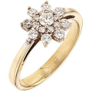 ANILLO CON DIAMANTES EN ORO AMARILLO DE 14K con diamantes corte brillante ~0.30 ct. Peso: 2.5 g. Talla: 5 ½ | RING WITH DIAMONDS IN 14K YELLOW GOLD Br
