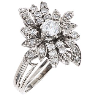 ANILLO CON DIAMANTES EN PLATA PALADIO con un diamante corte brillante ~0.40 ct Claridad: I3 Peso: 6.4 g. Talla: 9 ¾ | RING WITH DIAMONDS IN PALLADIUM 