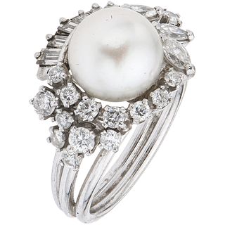 ANILLO CON PERLA CULTIVADA Y DIAMANTES EN PLATA PALADIO con perla blanca y diamantes distintos cortes ~0.60 ct. Peso: 6.1 g | RING WITH CULTURED PEARL