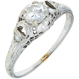 ANILLO CON DIAMANTES EN ORO BLANCO DE 18K con un diamante corte brillante ~0.40 ct Claridad: I1-I2 y diamantes corte 8x8 | RING WITH DIAMONDS IN 18K W