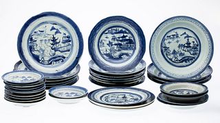 36 Pieces of Chinese Canton Porcelain, 18th/19th C