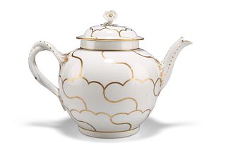 A WORCESTER GOLD QUEEN'S PATTERN TEAPOT AND COVER, CIRCA 1770, the ground s