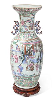 A LARGE CANTONESE FAMILLE ROSE VASE, QING DYNASTY, 19TH CENTURY, with pale 