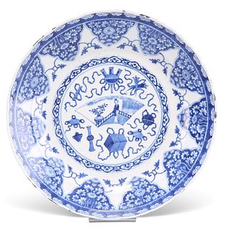 A CHINESE BLUE AND WHITE DISH, 19TH CENTURY, circular, painted with a figur