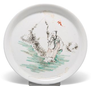A CHINESE PORCELAIN CIRCULAR SAUCER DISH, painted with a figure of a schola