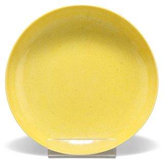 A CHINESE YELLOW GLAZED PORCELAIN CIRCULAR SAUCER DISH, the underside with 