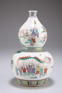 A CHINESE FAMILLE ROSE PORCELAIN DOUBLE GOURD VASE, 19TH CENTURY, enamel pa