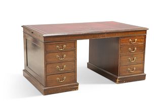 A GEORGE III STYLE MAHOGANY PARTNERS DESK, EARLY 20TH CENTURY, the moulded 