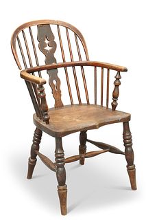 AN ELM WINDSOR CHAIR, 19TH CENTURY, with saddle seat and pierced splat, rai