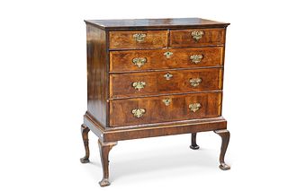 AN EARLY 18TH CENTURY WALNUT CHEST OF DRAWERS, with two short over three lo