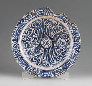 Plate of the Palmeta. Talavera de la Reina, XVIII century. 
Glazed ceramic.