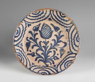Dish from the Opium Poppy Series. Talavera de la Reina, 18th century. 
Glazed ceramic. 
Measurements: 25 cm. diameter.