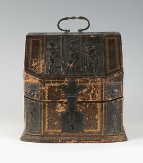 Document case, second half of the eighteenth century. 
In wood lined with leather and embossed cordovan. 
Interior in silk moiré.