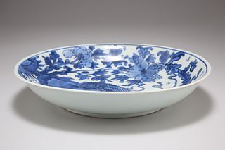 A CHINESE PORCELAIN BLUE AND WHITE CIRCULAR SAUCER DISH, 17TH CENTURY, pain