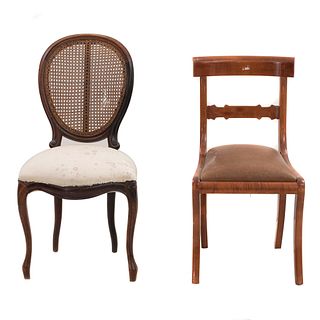 Lote de 2 sillas. México, SXX. Elaboradas en madera. Asientos acojinados, una con respaldo de bejuco y otra escalonada.
