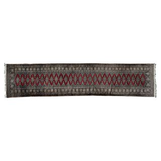 Tapete de pasillo. Origen oriental, SXX. Estilo Bokhara. Elaborado en fibras de lana y algodón. Decorado con motivos geométricos.