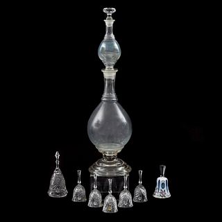 Licorera y 7 campanas. México y Checoslovaquia, SXX. Elaboradas en cristal cortado, vidrio y cristal overlay.