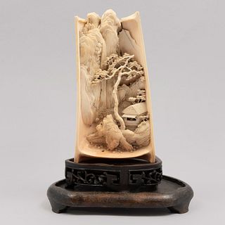 Aldea. China, SXX. Talla en marfil, calado y esgrafiado con bases de madera. Decorado con cabaña, personaje y motivos orgánicos