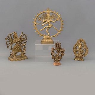 Lote de 4 piezas decorativas India, SXX. Fundiciones en latón y una laminada sobre madera Consta de: Om, Kali, Ganesha y Shiva danzante