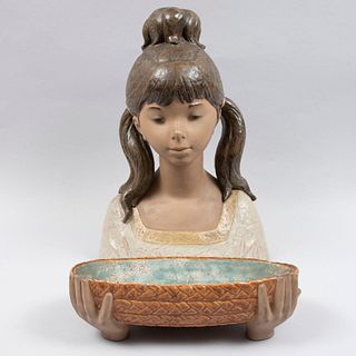 Busto de niña con vasija. España, sXX. Elaborada en porcelana Lladró. Acabado gres.