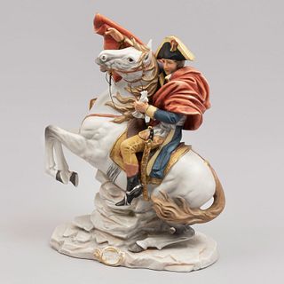 Napoleón cruzando los Alpes. Italia, sXX. Elaborado en porcelana Capodimonte. 28 cm de altura.