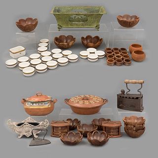 Lote de artículos mixto para mesa. México, SXX. Elaborados en terracota policromada, cerámica, hierro y madera.