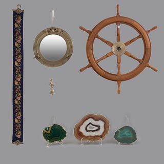 Lote de artículos decorativos. SXX. Tema marítimo. Espejo luna circular, timón, lajas de cuarzo y bordado.