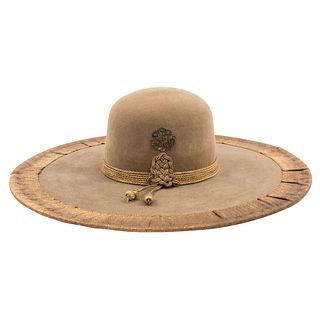 SOMBRERO CHINACO SIGLO XIX Sombrero de fieltro fino de pelo color castor, con toquilla de cordón, ribete de galón dorado y chapetas |  CHINACO SOMBRER