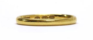 A Georgian 22ct gold light court section wedding ring,