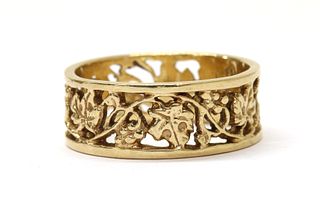 A 9ct gold pierced band ring,