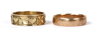 A 9ct gold patterned flat section wedding ring,