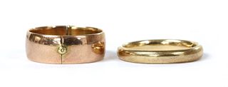 A 9ct gold hinged wedding ring,