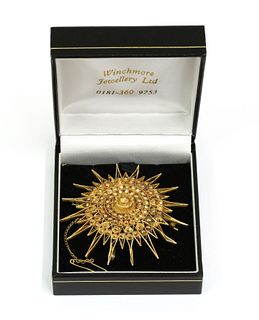 A gold star brooch/pendant,