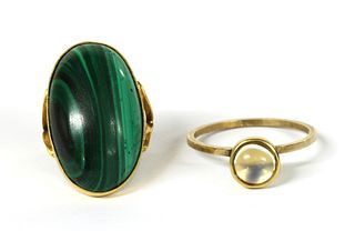 A gold single stone malachite ring,