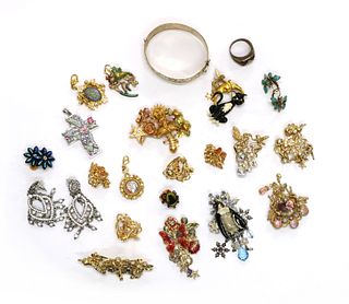 A quantity of costume jewellery,