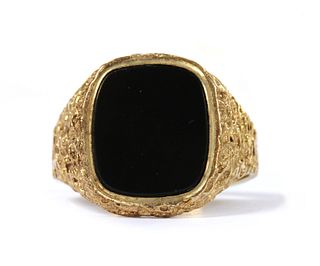 A 9ct gold onyx signet ring,
