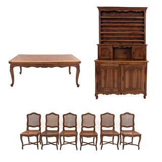Comedor. Francia, SXX. Estilo Luis XV. Elaborado en madera de nogal. Consta de 6 sillas, mesa y buffet.