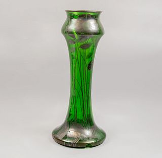 Florero. Origen europeo, SXX. Elaborado en vidrio soplado. Decorado con motivos florales y vegetales en esmalte plateado. 64 cm