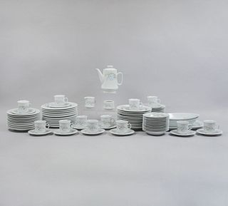 Servicio de vajilla. China, SXX Elaborado en porcelana China Pearl. Modelo Edinburgh. Servicio para 12 personas. Piezas: 78