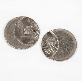 Lote de 2 monedas con error de troquel "mulas". Elaboradas en niquel. Valor facial de 5 pesos, 1982.