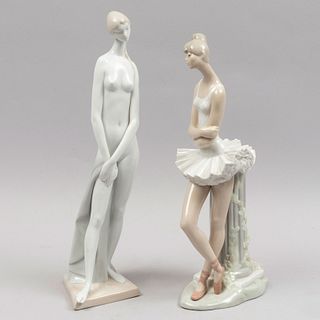 Lote de 2 figuras decorativas. España, SXX. Elaboradas en porcelana Lladró. Consta de: bailarina y dama desnuda.