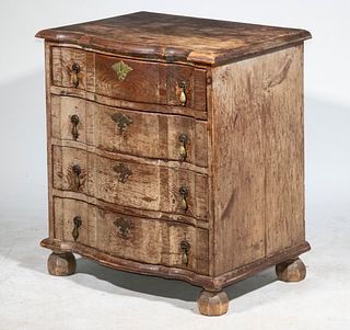 EARLY CONTINENTAL OAK CHEST