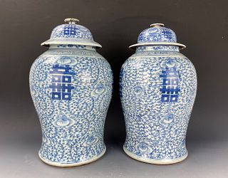 A Paie of Blue and White Porcelain Vase With Cover