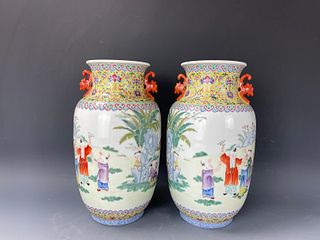 A Pair of Chinese  Famille Rose Porcelain Vase Qiamlong Mark
