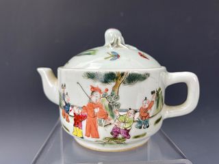 A Chinese  Famille Rose Porcelain Pot Tongzhi Mark