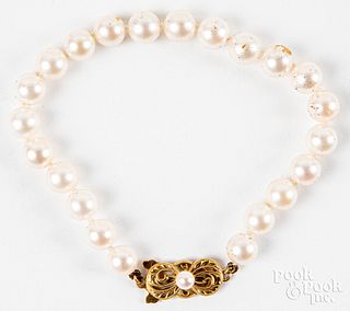 Pearl bracelet with 18K gold clasp.