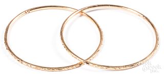 Two 18K gold bangle bracelets, 17.7dwt.