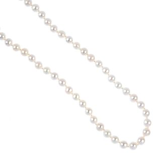 A freshwater cultured pearl necklace and bracelet set. The necklace comprising a line of cultured pe