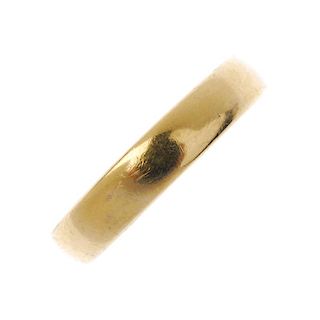 An early 20th century 18ct gold band ring. Hallmarks for Birmingham, 1919. weight 3.9gms. <br><br> O