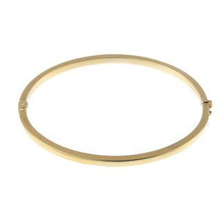 A 9ct gold hinged bangle. Hallmarks for London, 2008. Inner diameter 6.1cms. Weight 15.5gms. <br><br